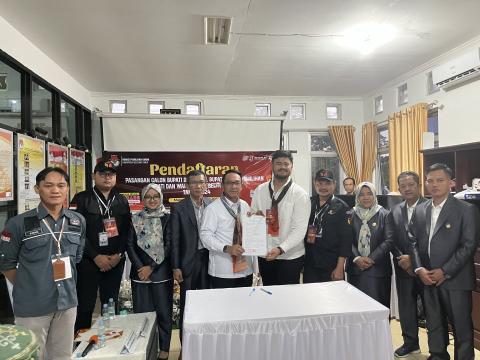 Pendaftaran calon Drs. Burhanudin, S.H dan Ali Reza Mahendra, S.H., M.P.P.M